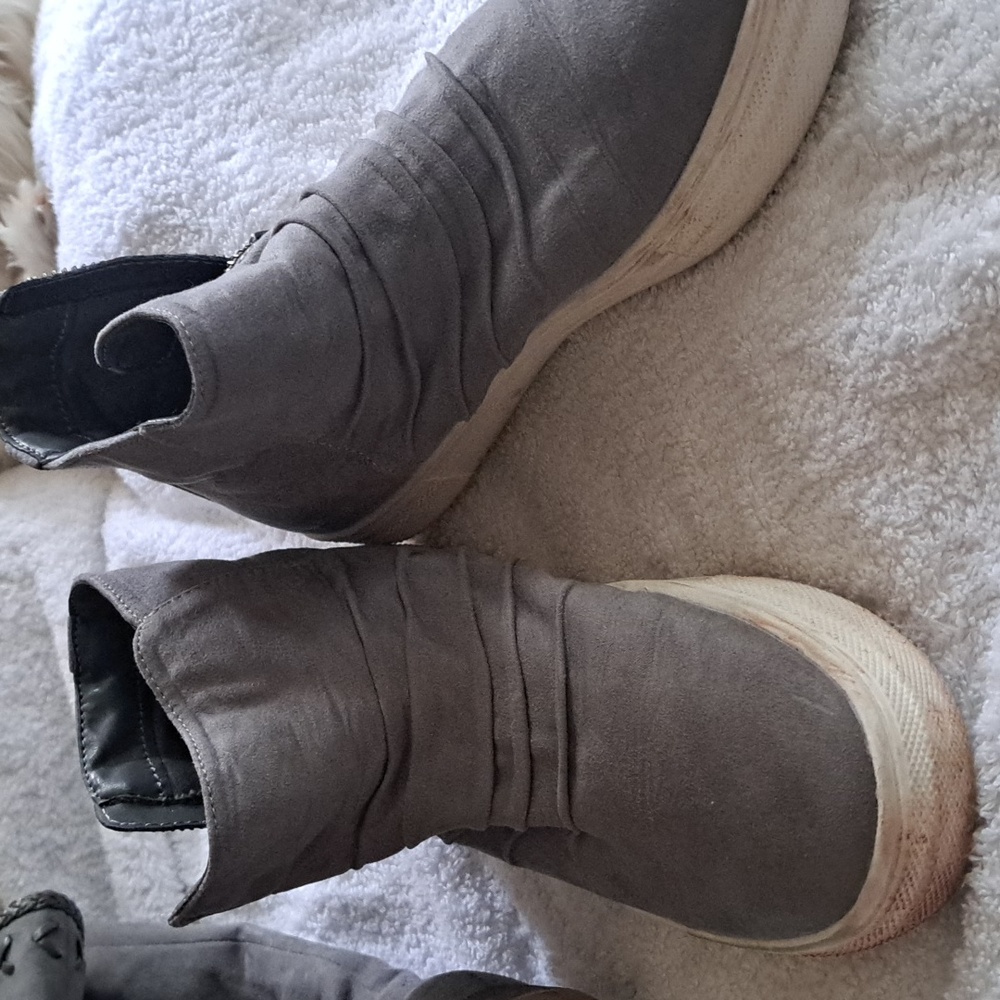 Girls boot size 4 grey suede kidpik.